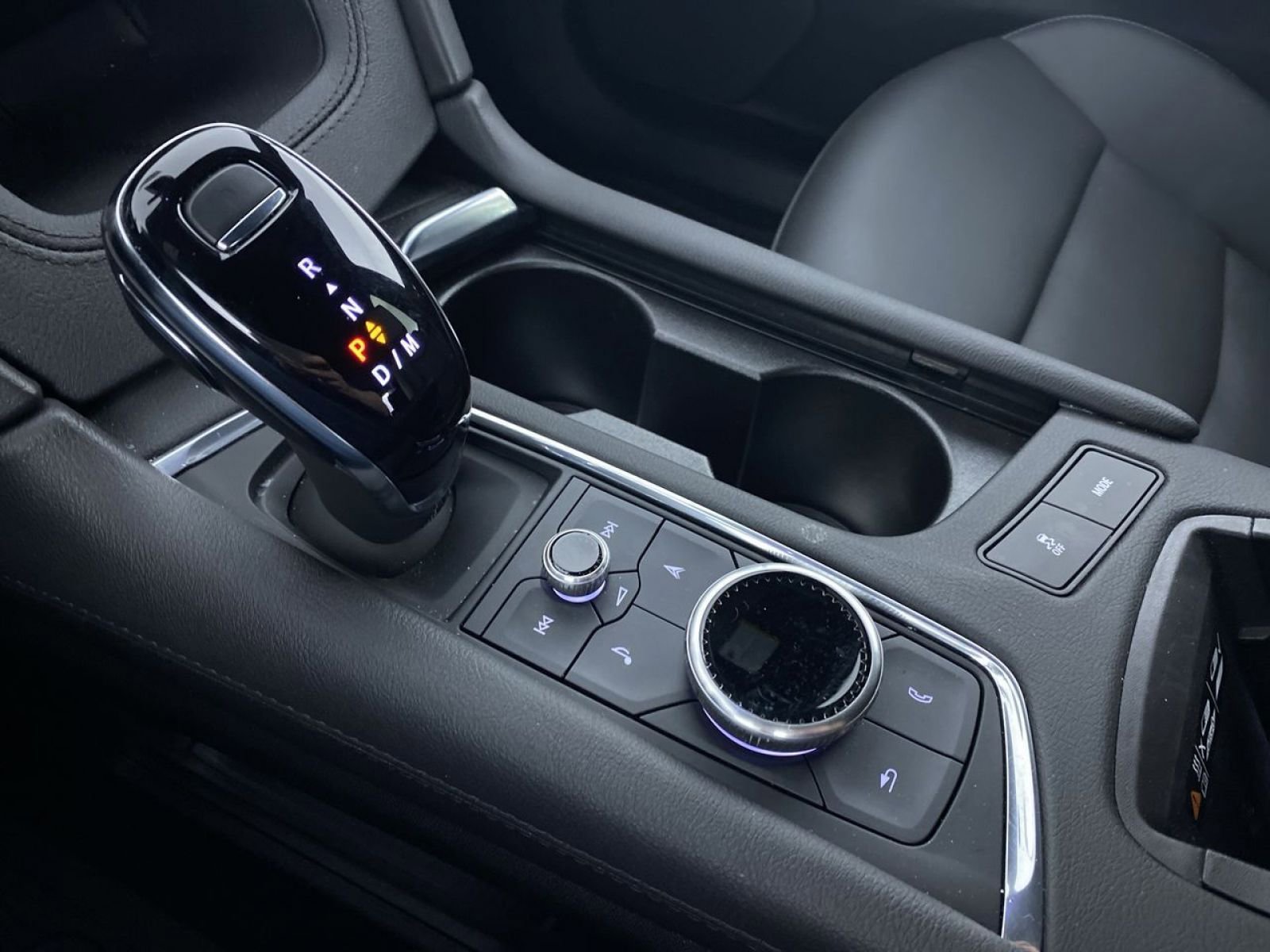 New 2025 Cadillac XT6 Premium Luxury w/ Technology Package FWD image 8