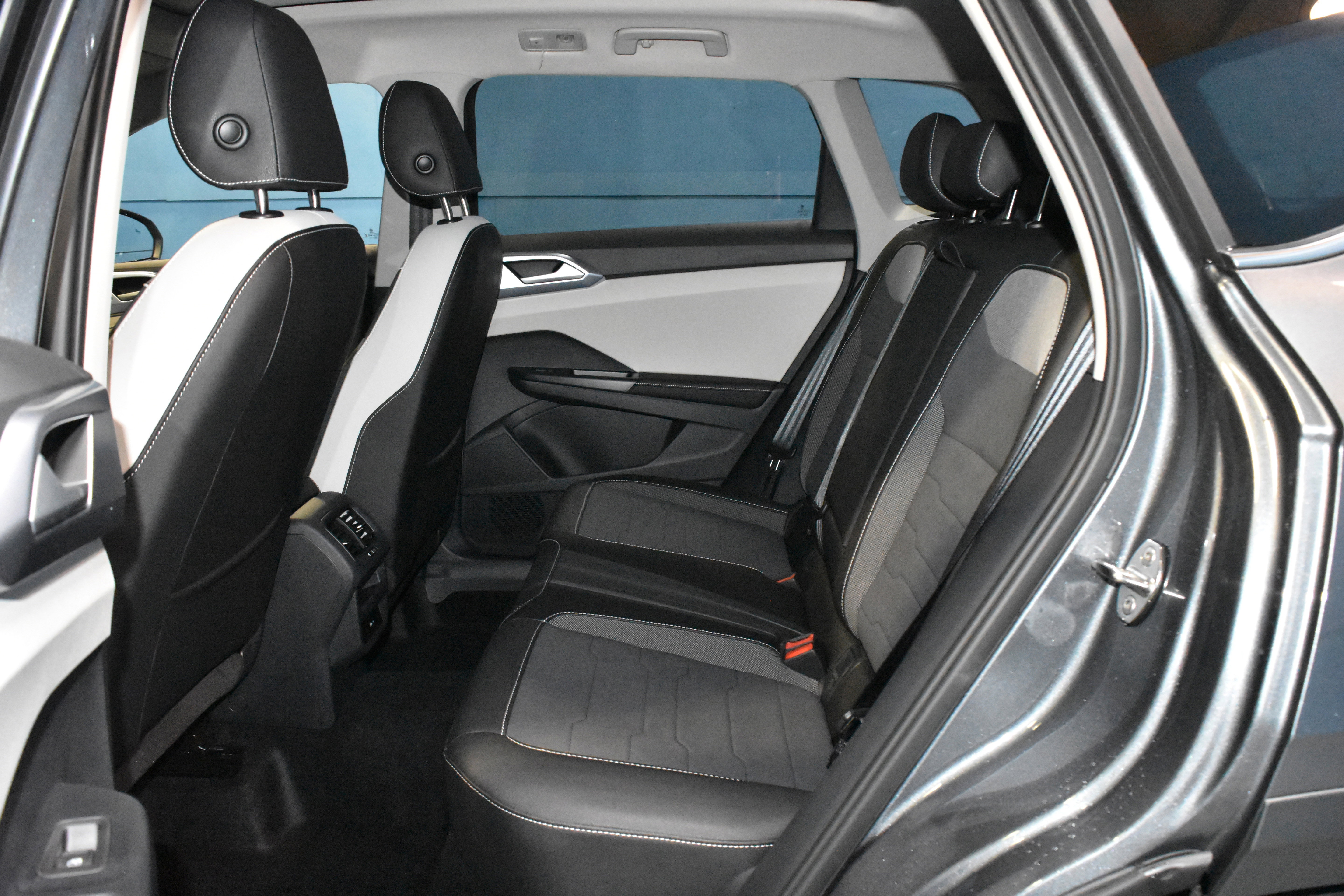 New 2025 Volkswagen Taos SE image 16