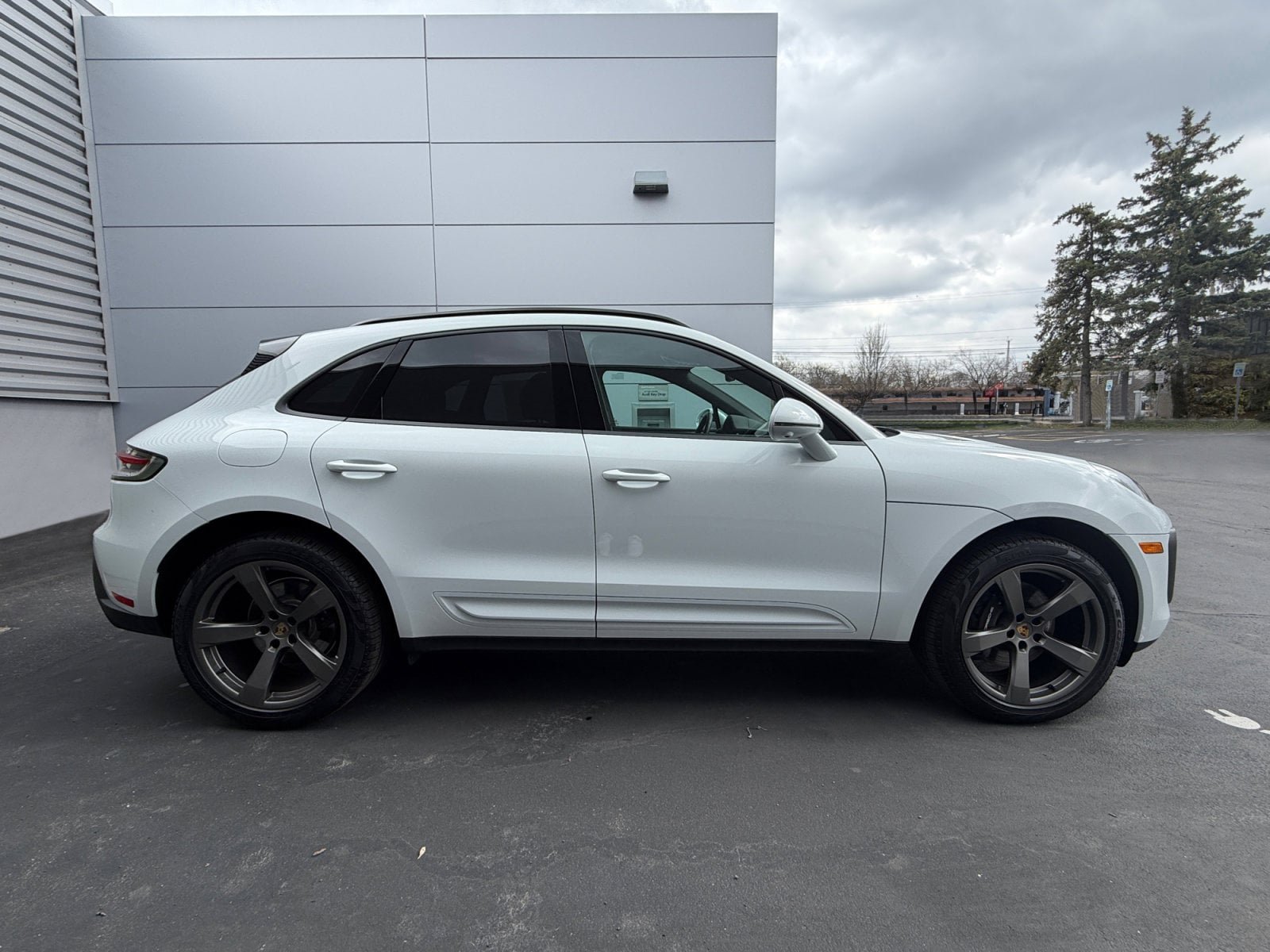 Certified 2025 Porsche Macan AWD/4WD image 11
