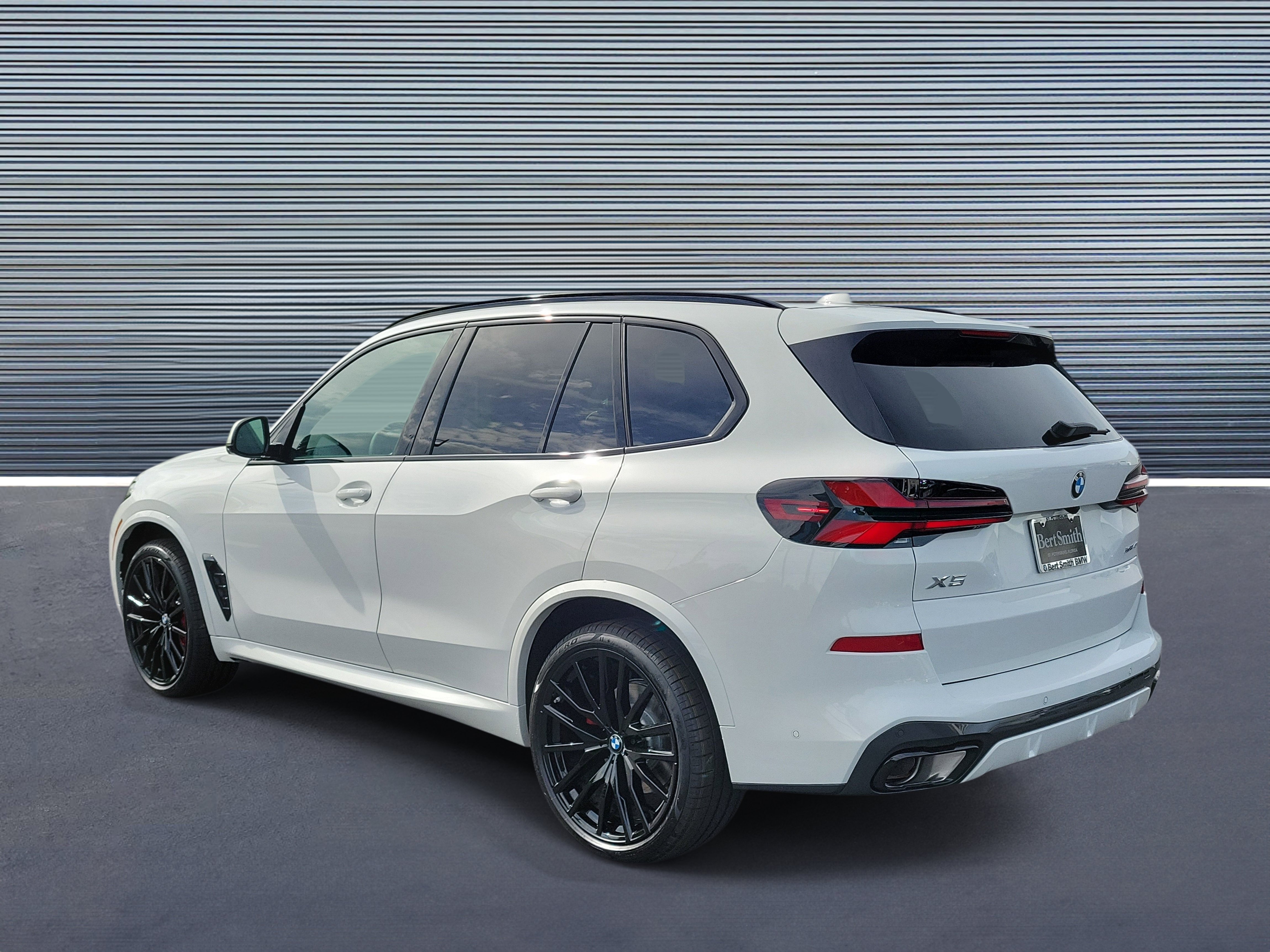 New 2026 BMW X5 xDrive40i w/ M Sport Package AWD/4WD image 4