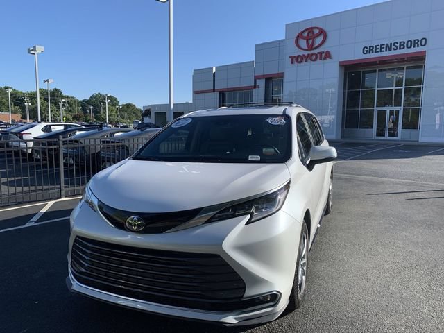 Used 2023 Toyota Sienna Limited FWD image 1