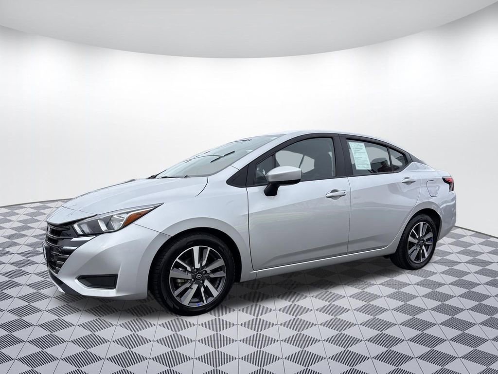 Used 2023 Nissan Versa SV image 3