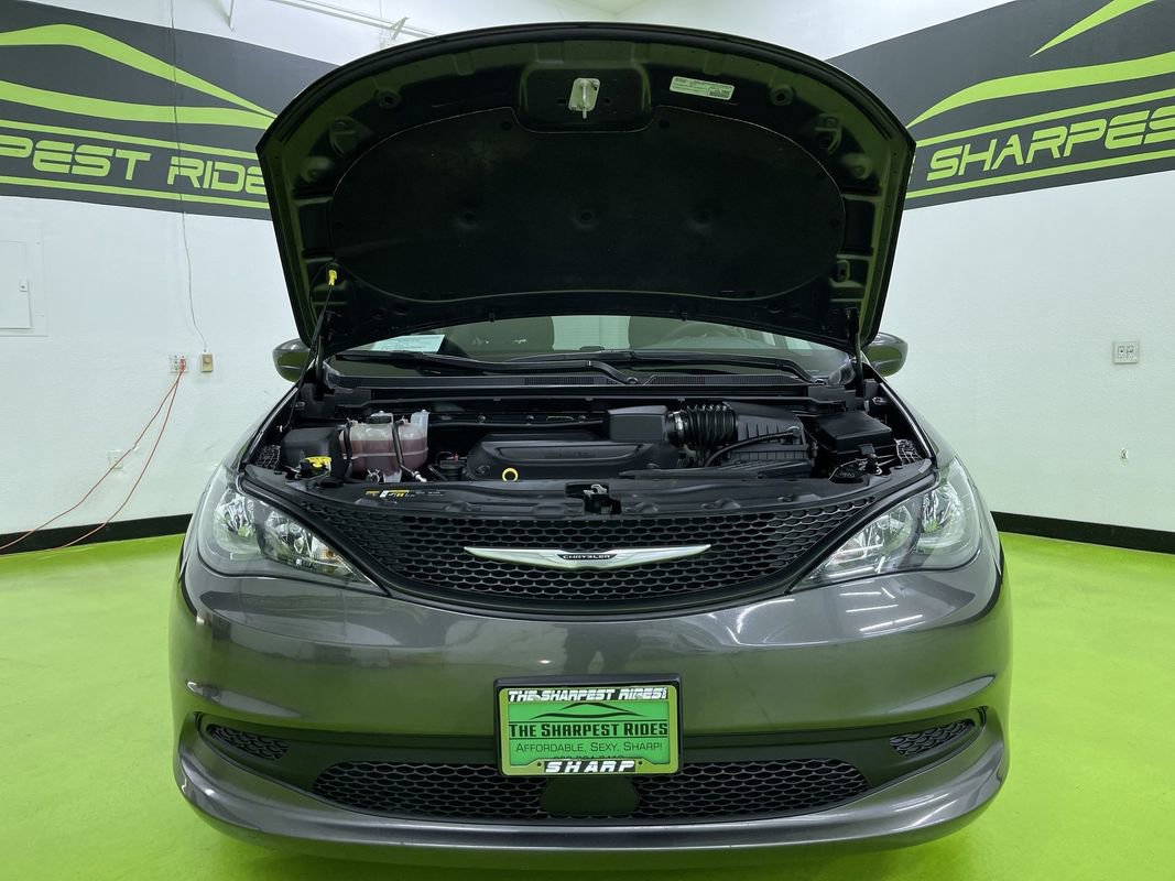 Used 2023 Chrysler Voyager LX image 4