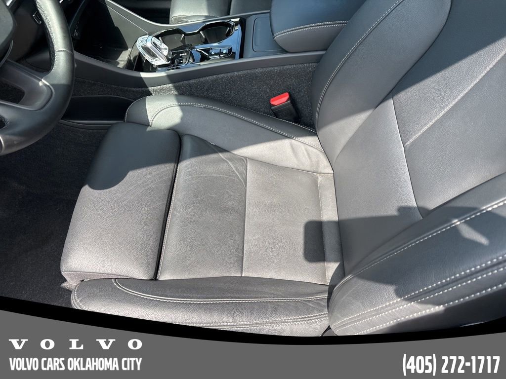 Used 2025 Volvo XC40 B5 Plus AWD/4WD image 9