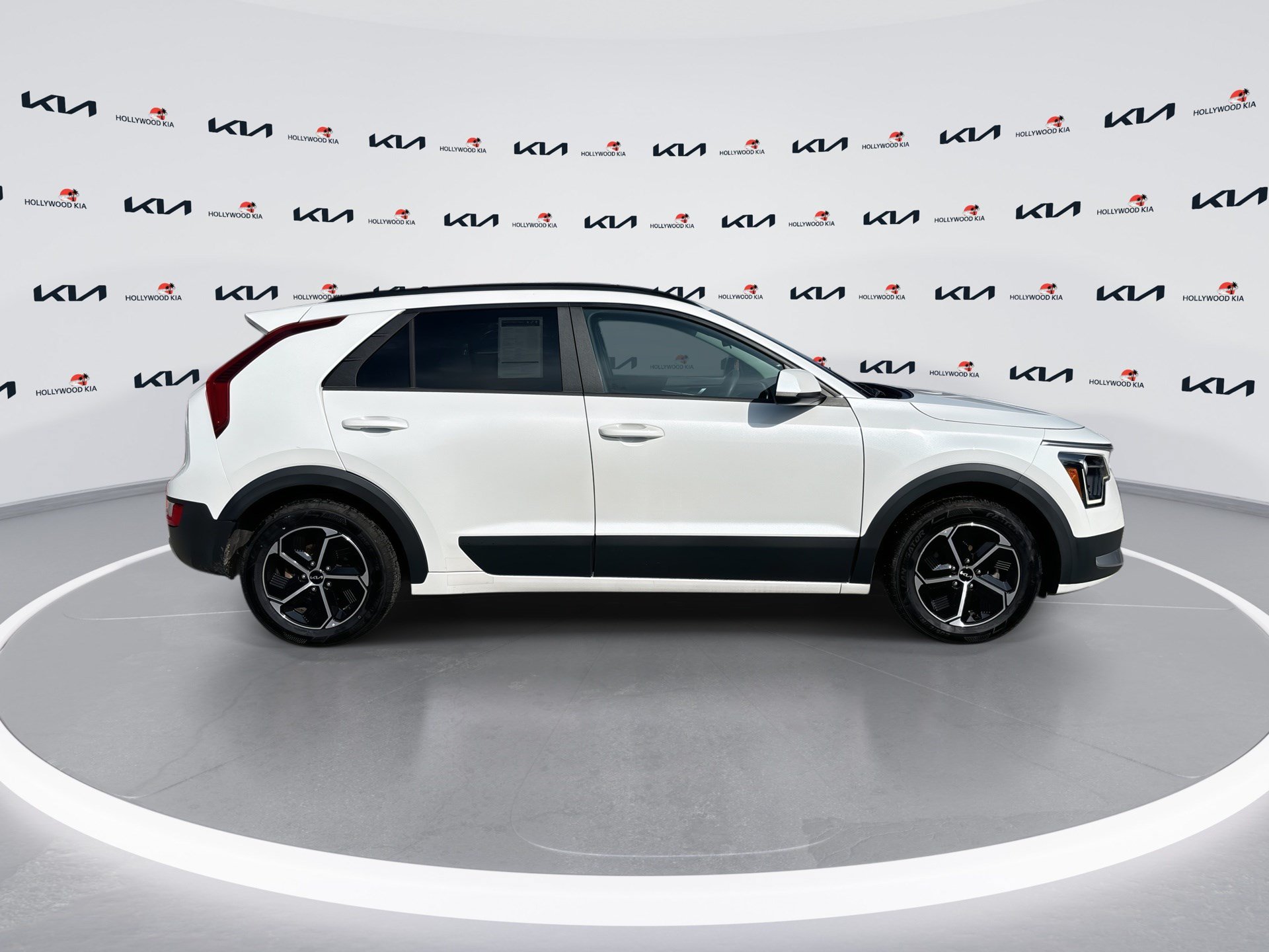 Used 2024 Kia Niro LX FWD image 9