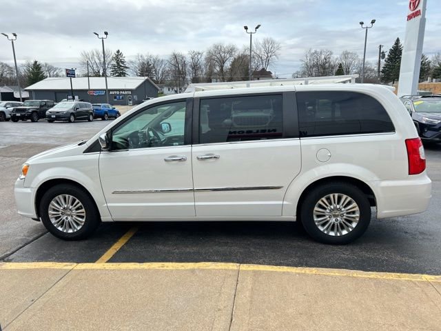 Used 2012 Chrysler Town & Country Limited image 6