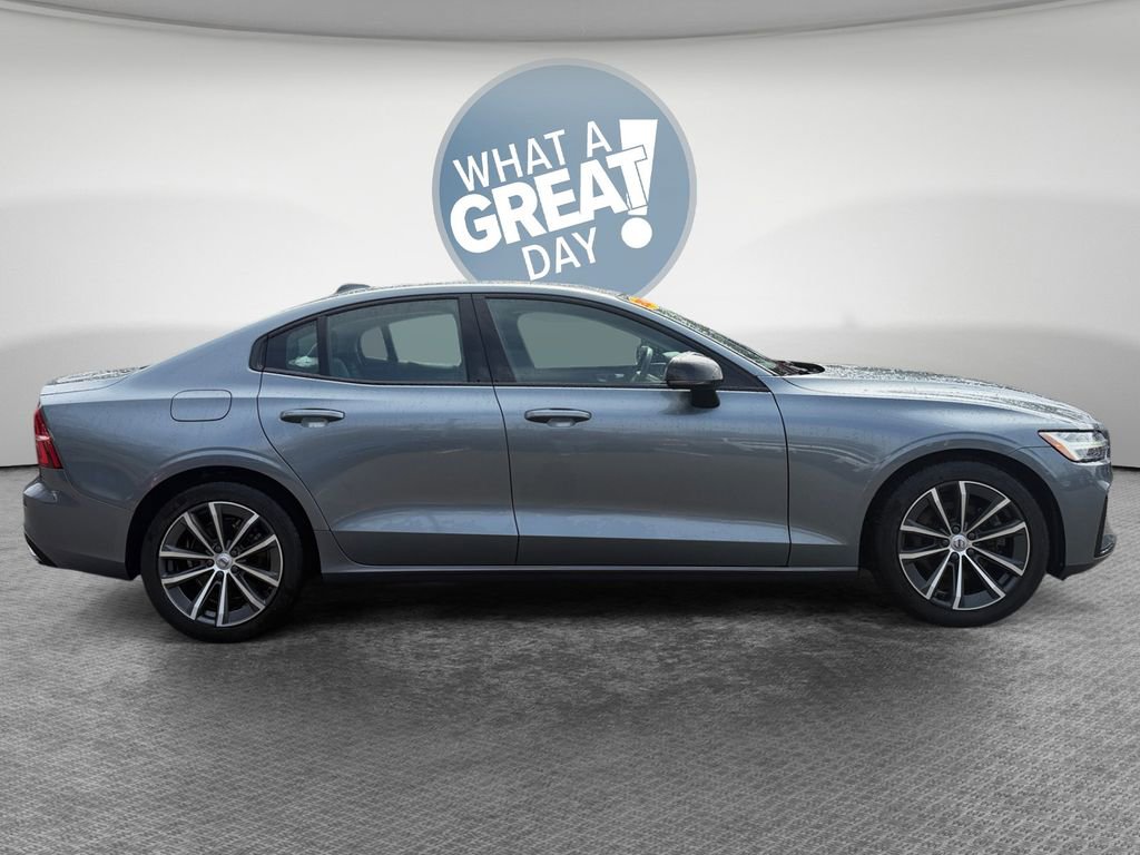 Used 2021 Volvo S60 T5 Momentum image 2