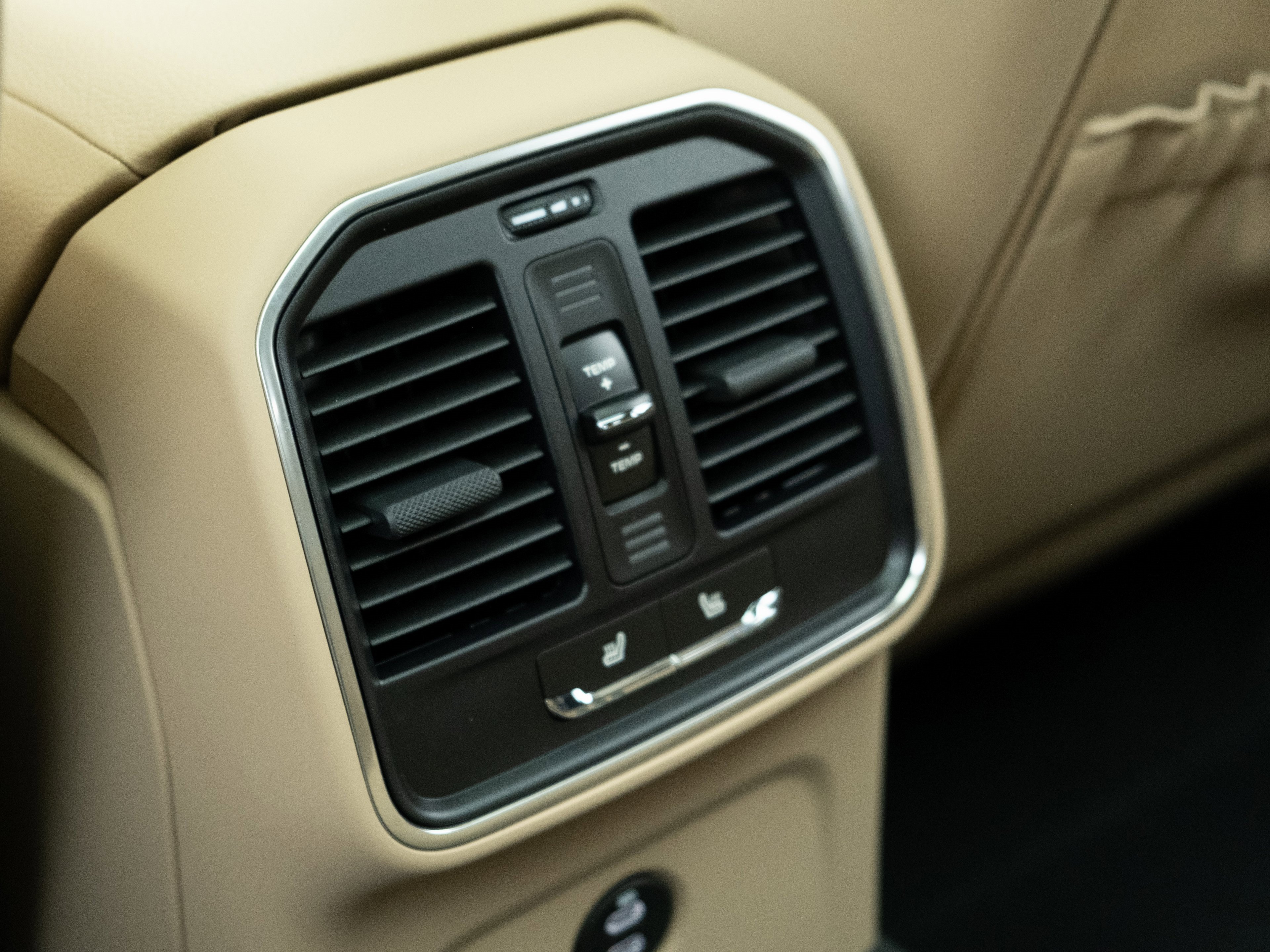 Certified 2025 Porsche Macan image 34