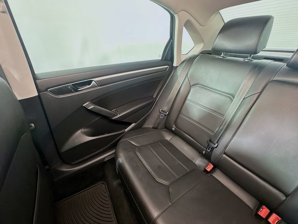 Used 2016 Volkswagen Passat 1.8T R-Line image 12