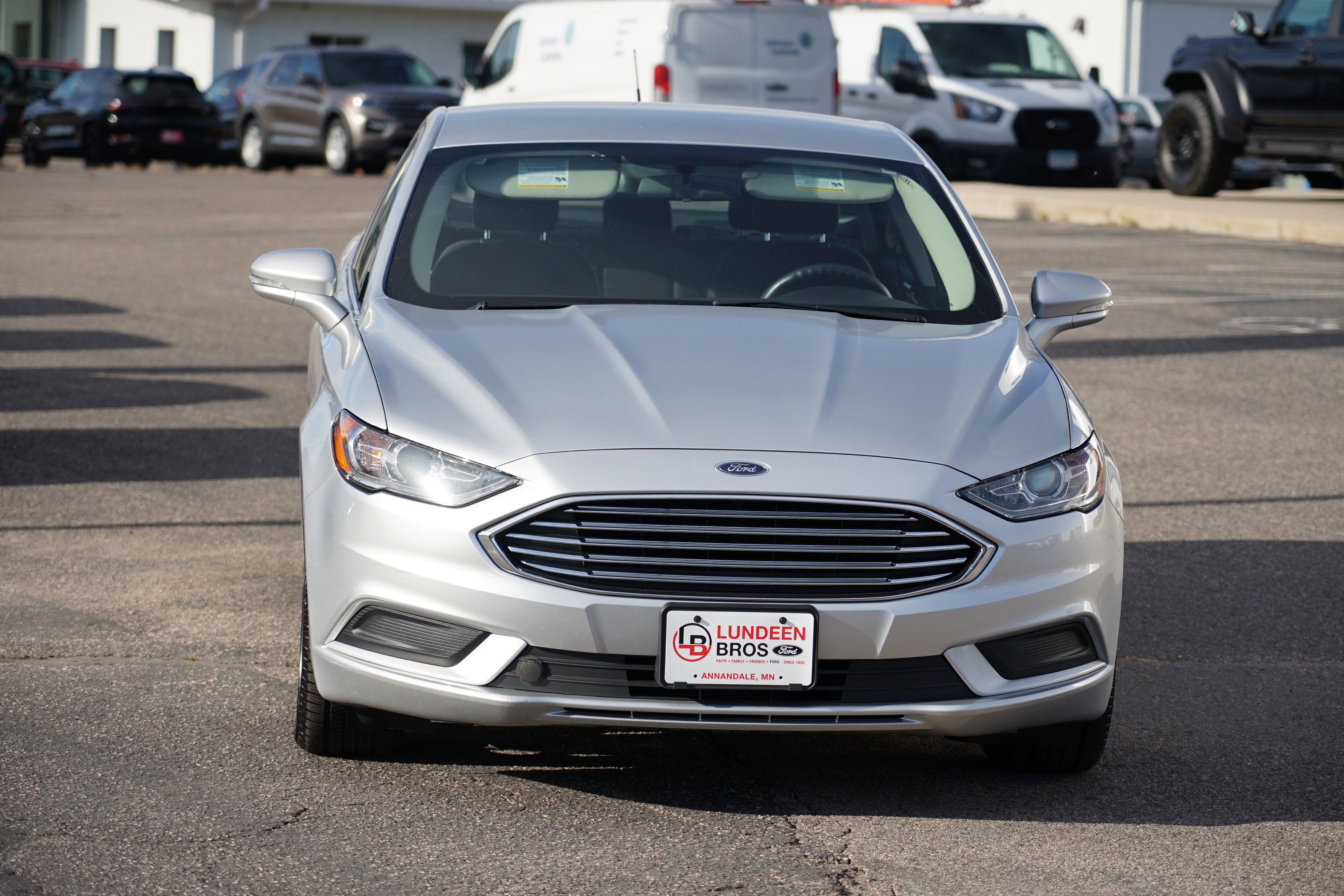 Used 2017 Ford Fusion SE w/ Fusion SE Technology Package image 9
