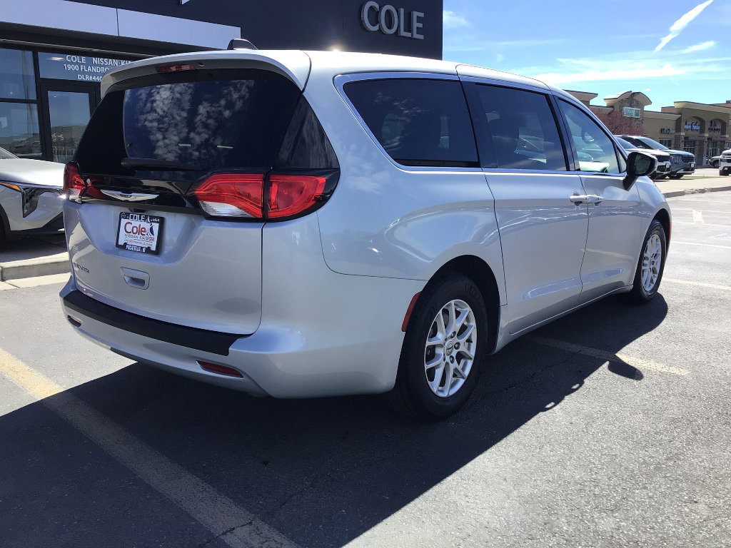 Used 2023 Chrysler Voyager LX image 4