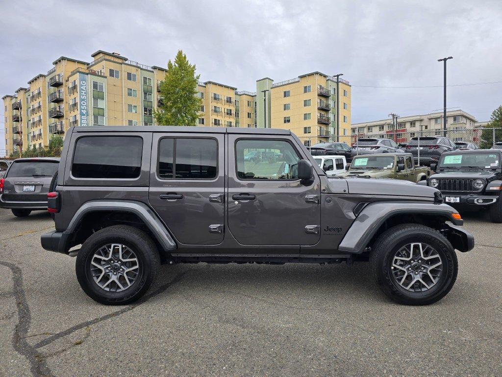 Used 2025 Jeep Wrangler Unlimited Sahara AWD/4WD image 9