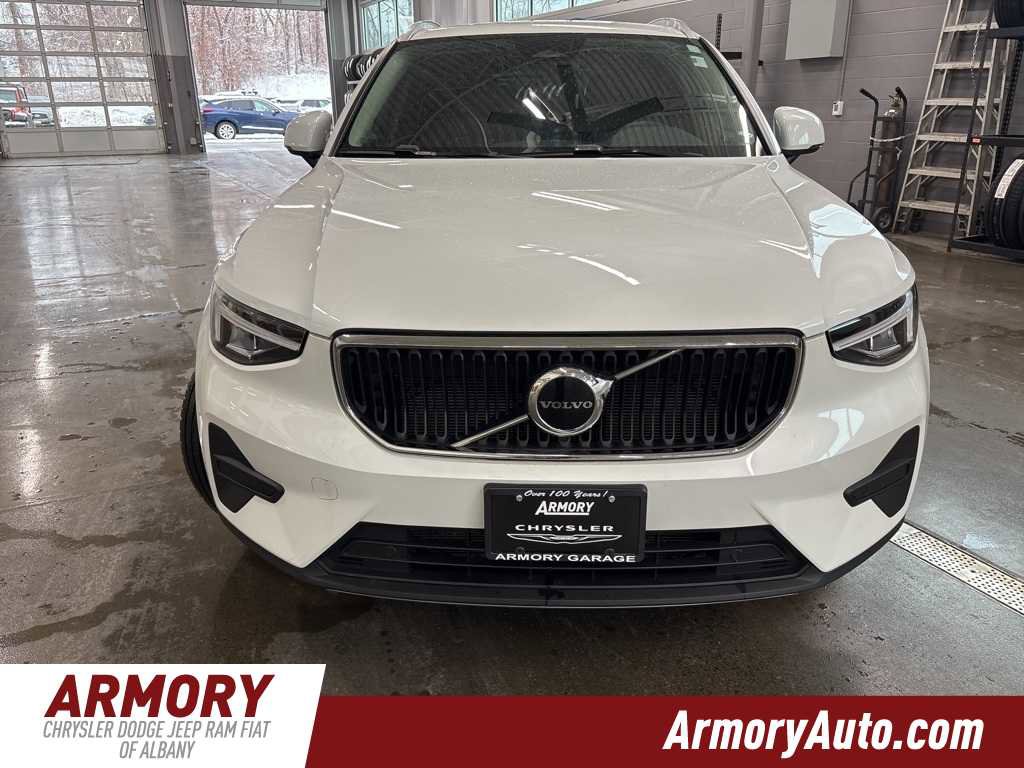 Used 2023 Volvo XC40 B5 Core w/ Convenience Package image 2