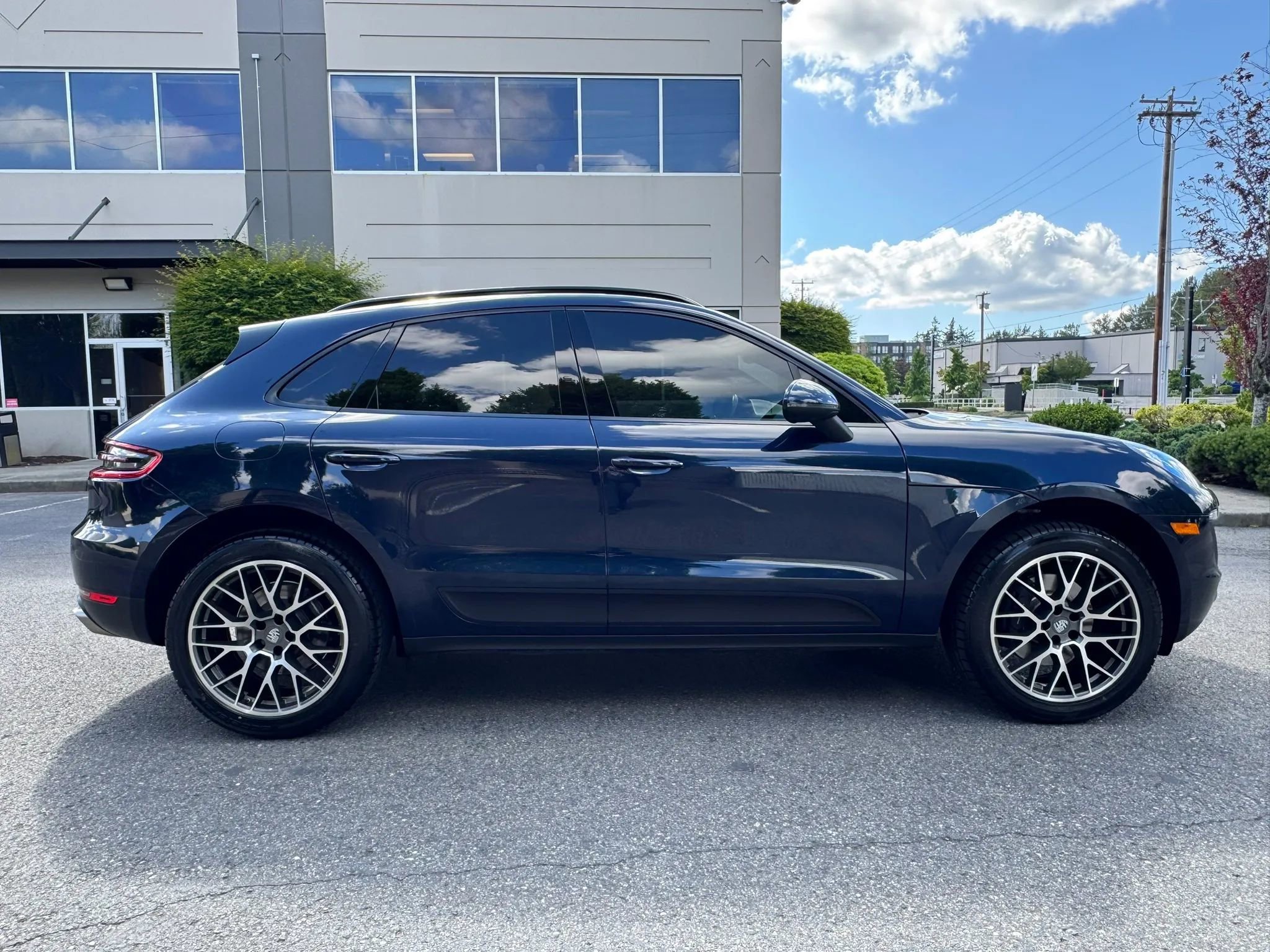 Used 2018 Porsche Macan Sport Edition AWD/4WD image 12