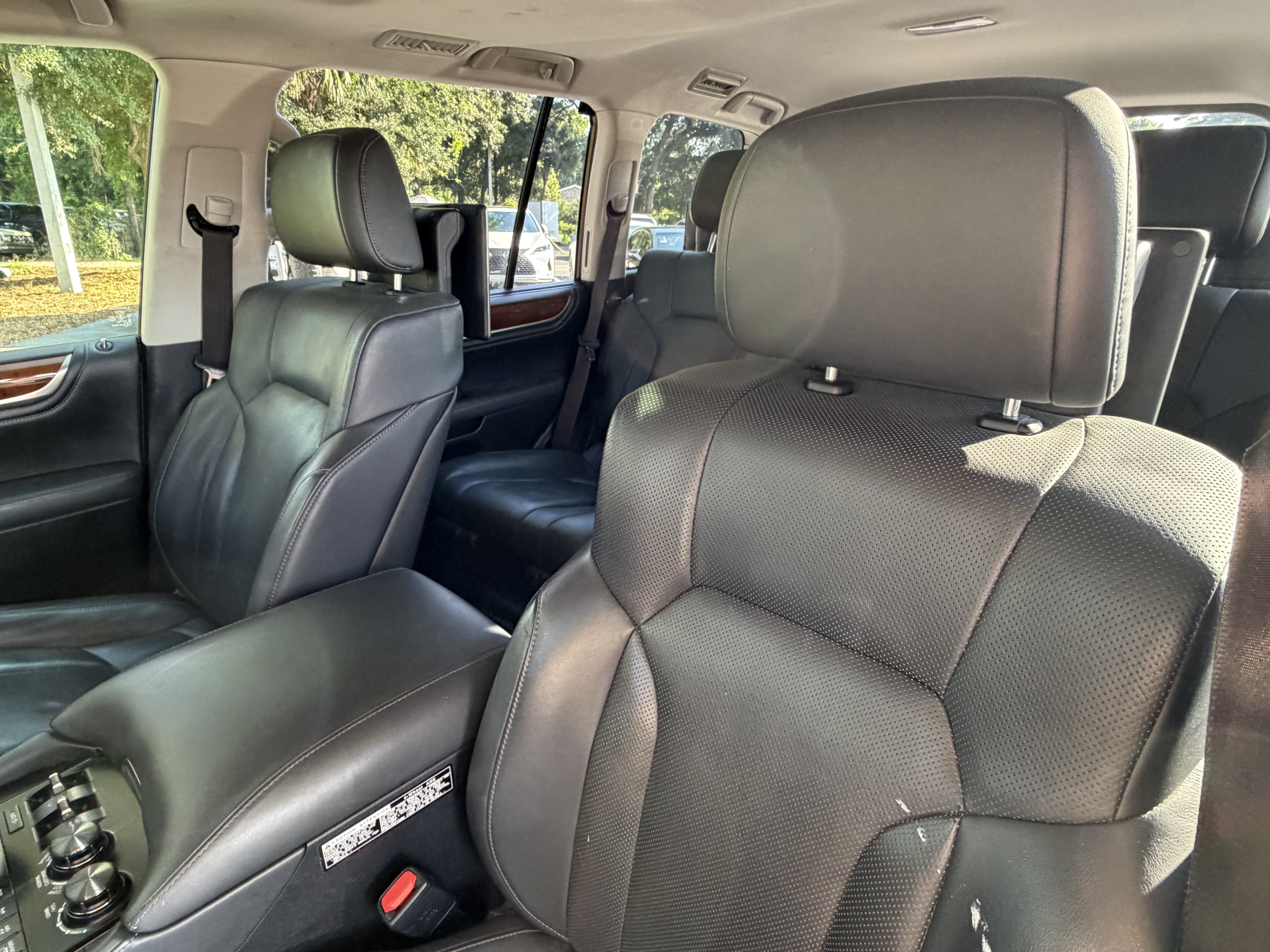 Used 2020 Lexus LX 570 4WD w/ Luxury Package image 18
