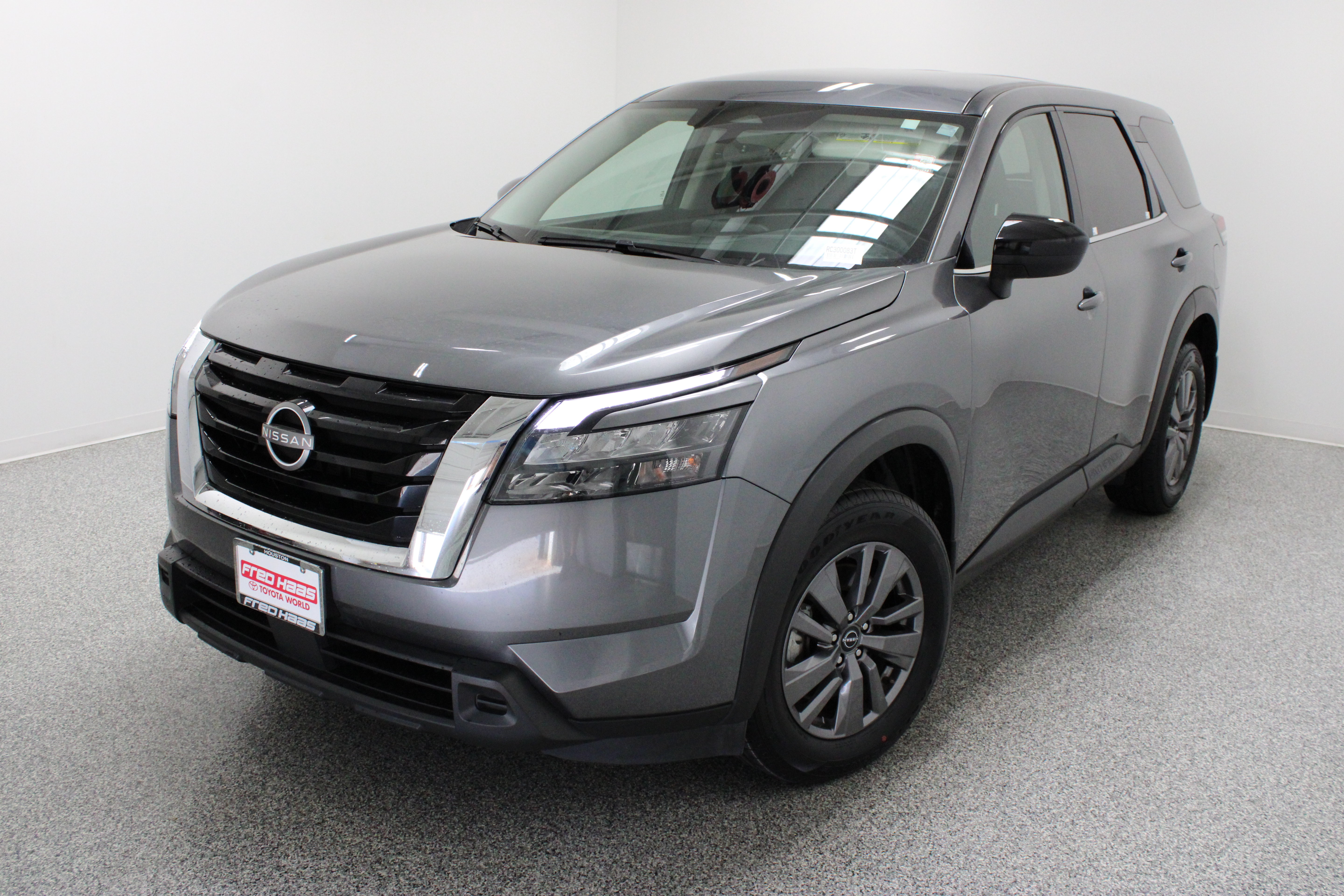 Used 2024 Nissan Pathfinder S FWD image 2