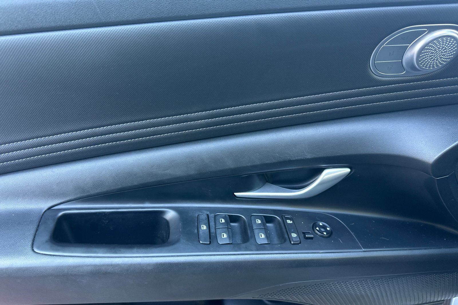 Used 2023 Hyundai Elantra Limited FWD image 11