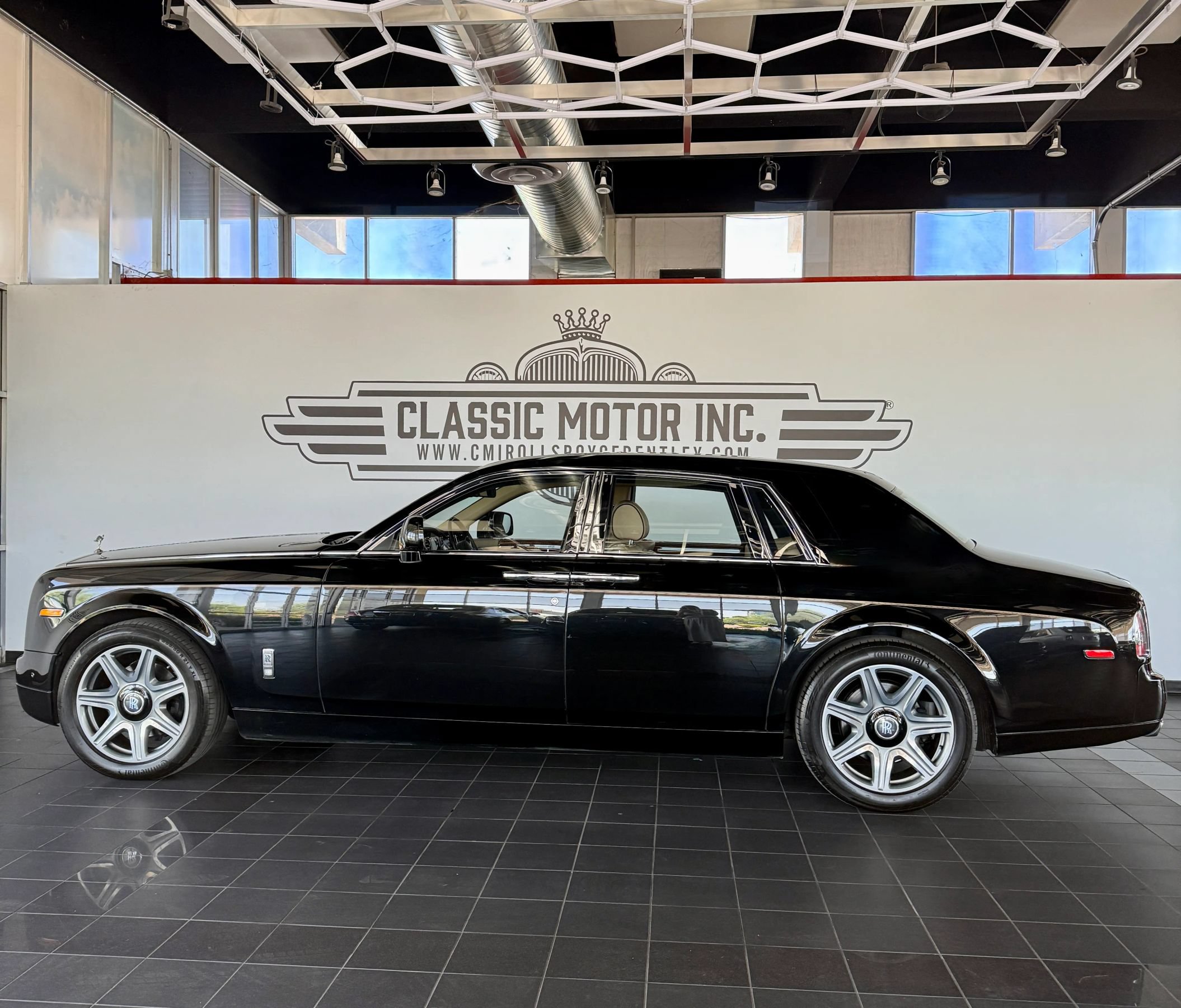 Used 2015 Rolls-Royce Phantom Sedan RWD image 3