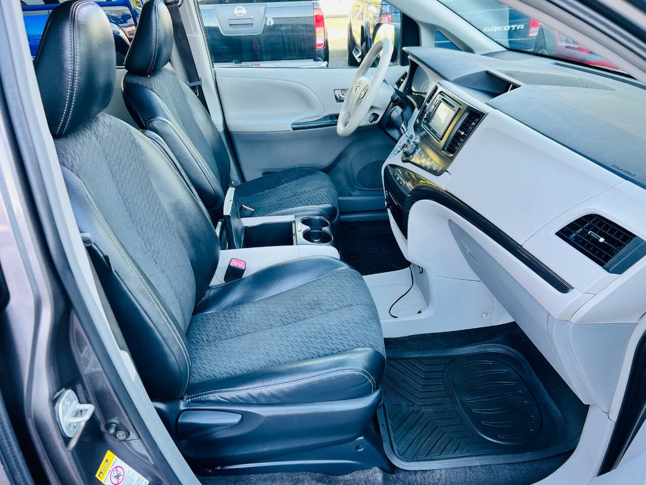Used 2014 Toyota Sienna SE FWD image 14