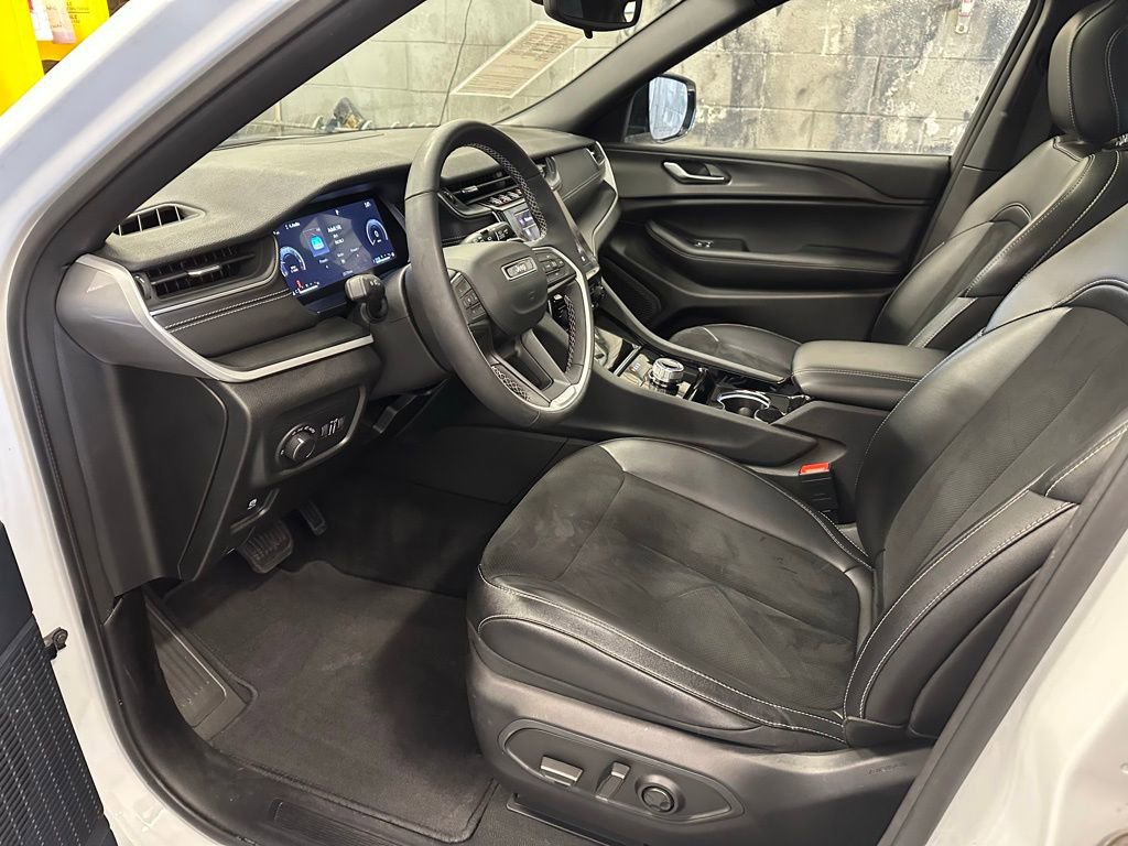 Used 2023 Jeep Grand Cherokee L Laredo image 14