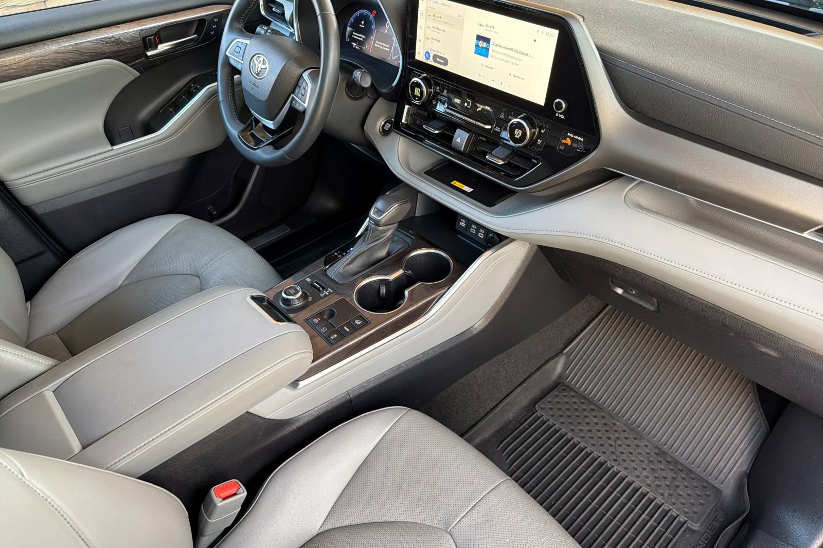 Used 2023 Toyota Highlander Limited image 17