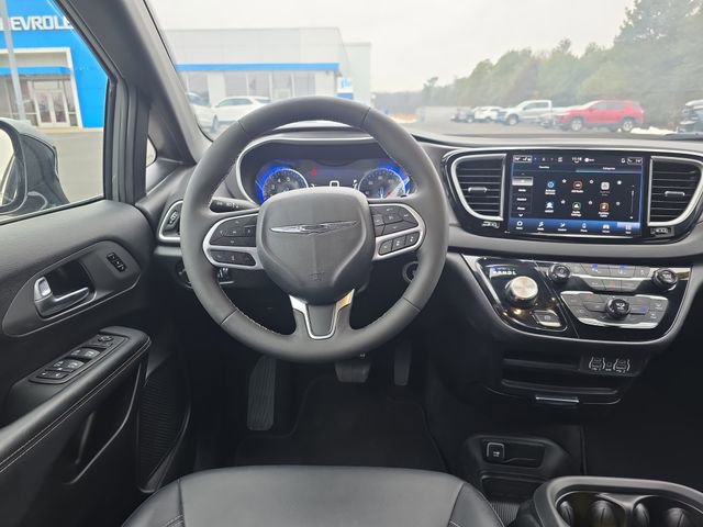 Used 2025 Chrysler Pacifica Select image 13