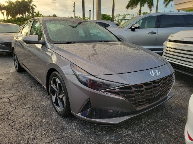 Used 2022 Hyundai Elantra Limited FWD image 2