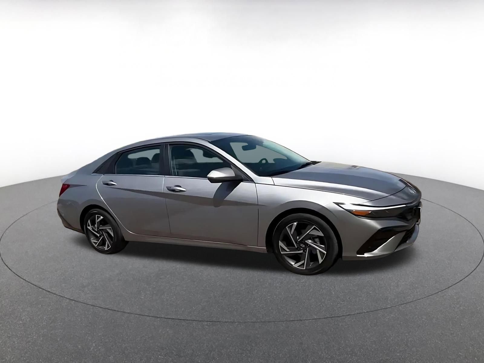 Used 2025 Hyundai Elantra SEL FWD image 2