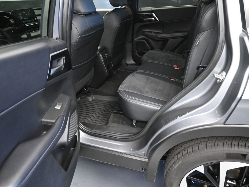 Used 2024 Mitsubishi Outlander SE image 17