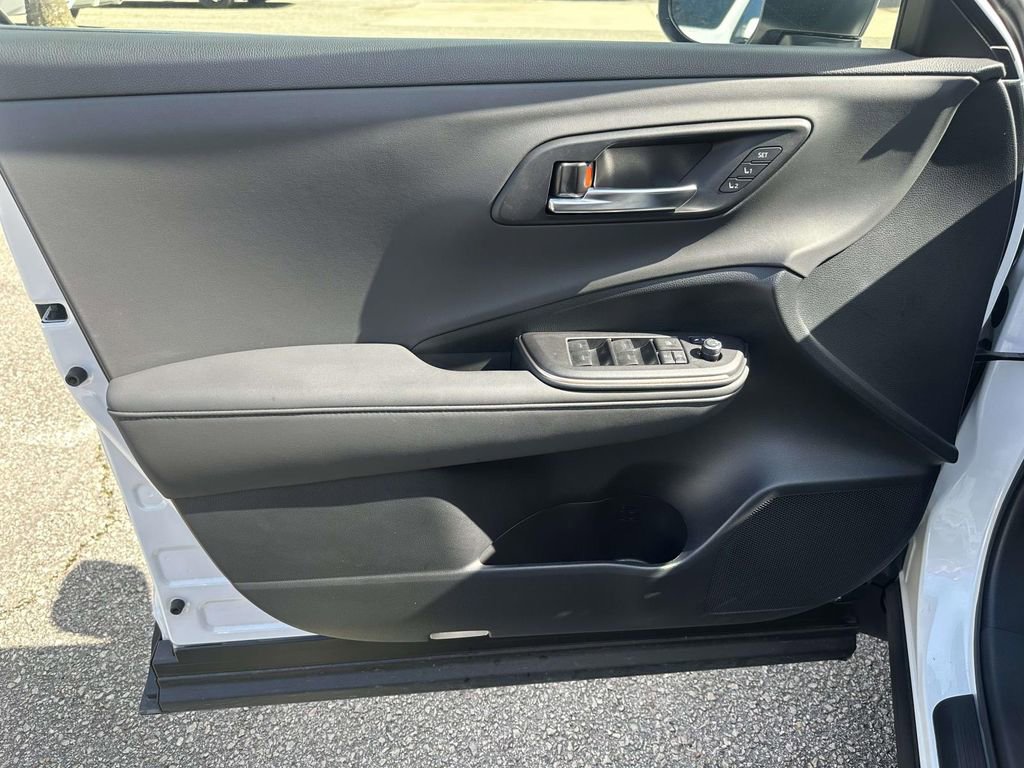 Used 2023 Toyota Crown Limited image 12