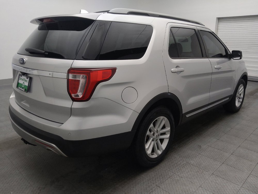 Used 2017 Ford Explorer XLT image 9