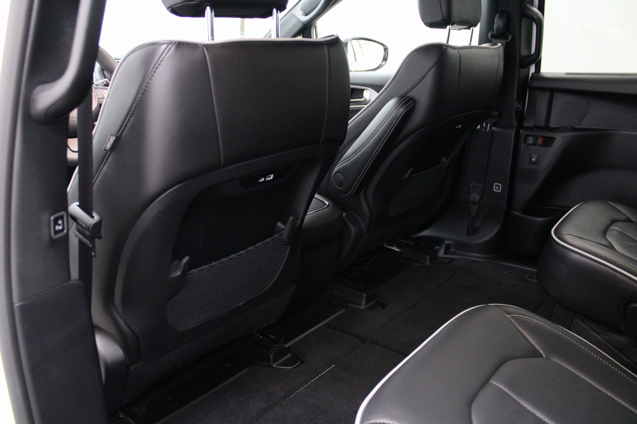 Used 2025 Chrysler Pacifica Limited image 16