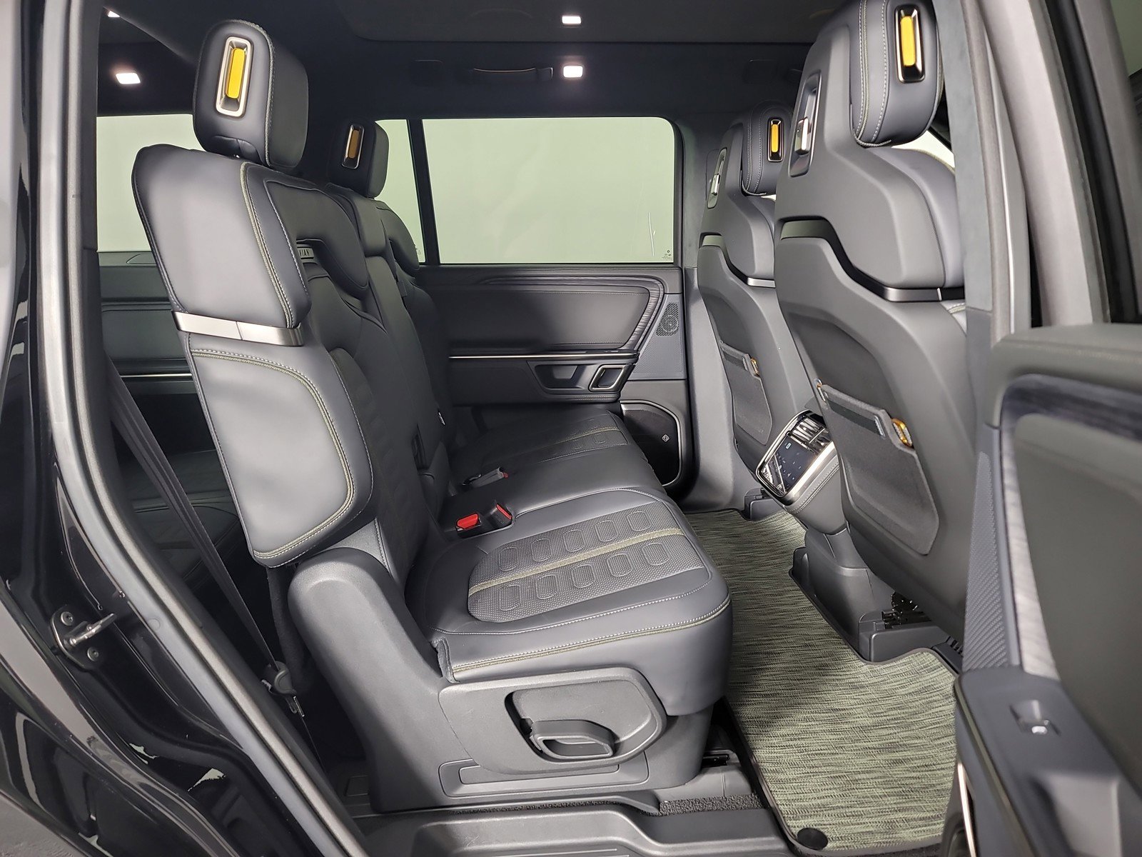 Used 2024 Rivian R1S Adventure image 23