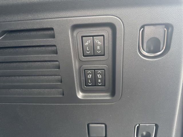 New 2026 Chevrolet Traverse RS w/ LPO, Floor Liner Package FWD image 17
