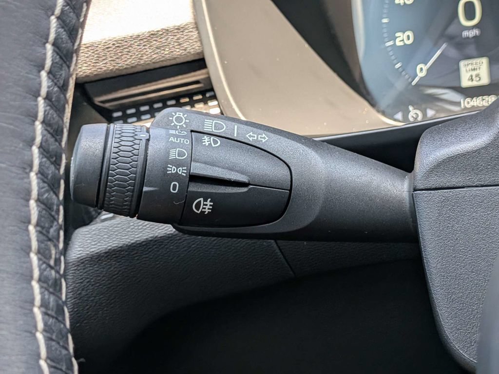 Used 2020 Volvo XC40 T4 R-Design FWD image 38
