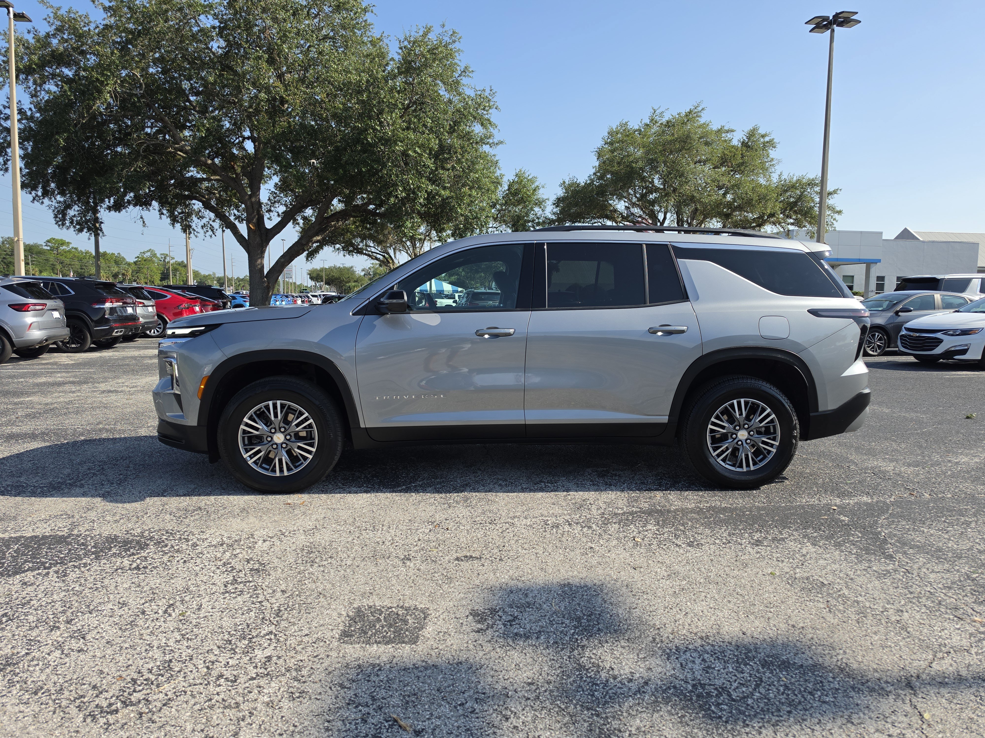 Used 2025 Chevrolet Traverse LT FWD image 9