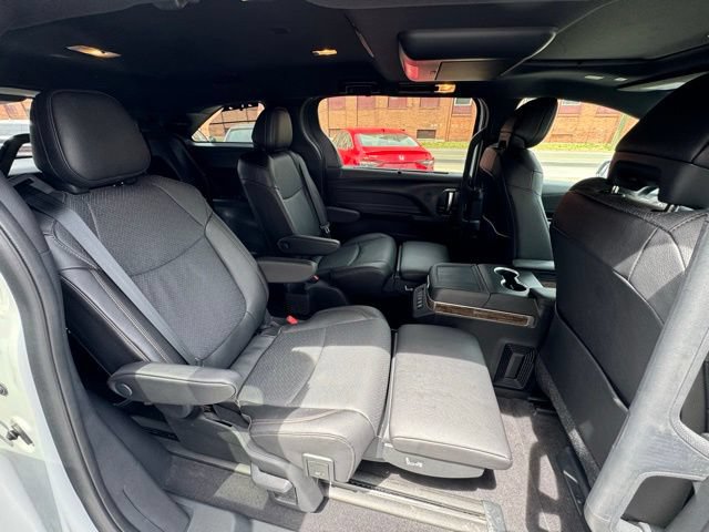 Used 2025 Toyota Sienna Platinum AWD/4WD image 27