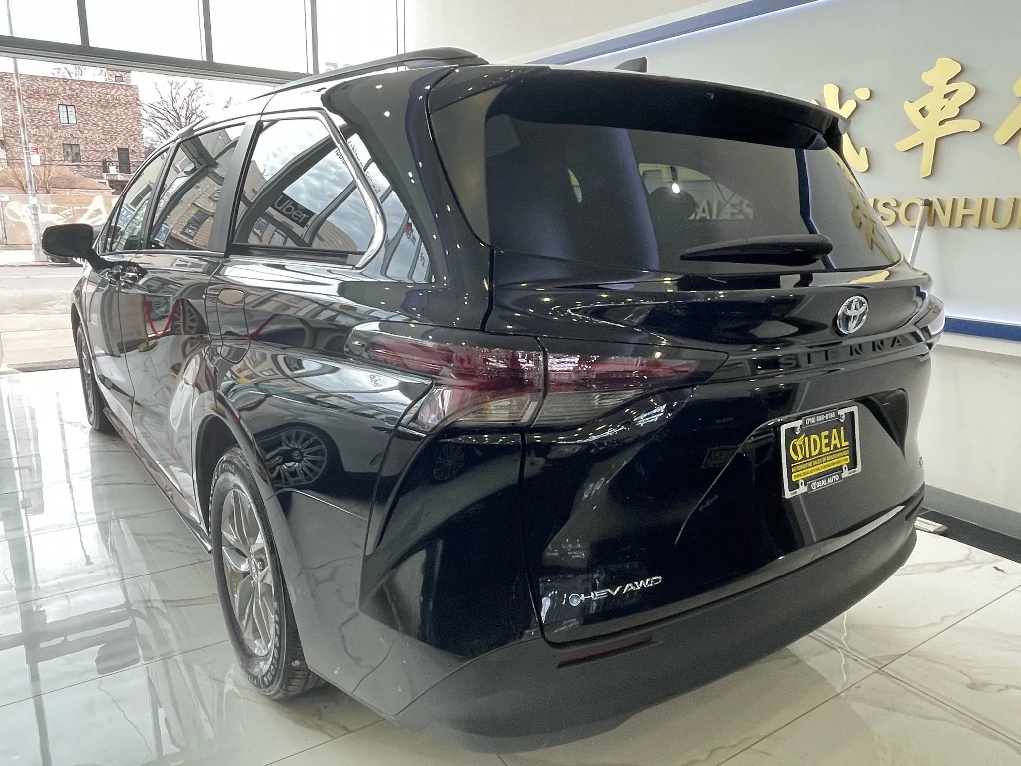 Used 2025 Toyota Sienna LE image 4