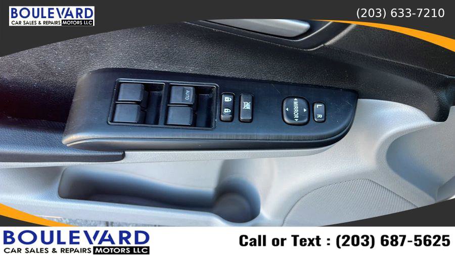 Used 2012 Toyota Camry L image 31