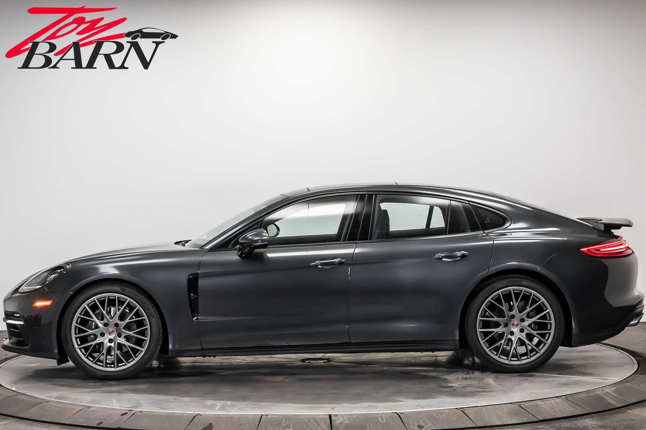 Used 2018 Porsche Panamera 4 image 2