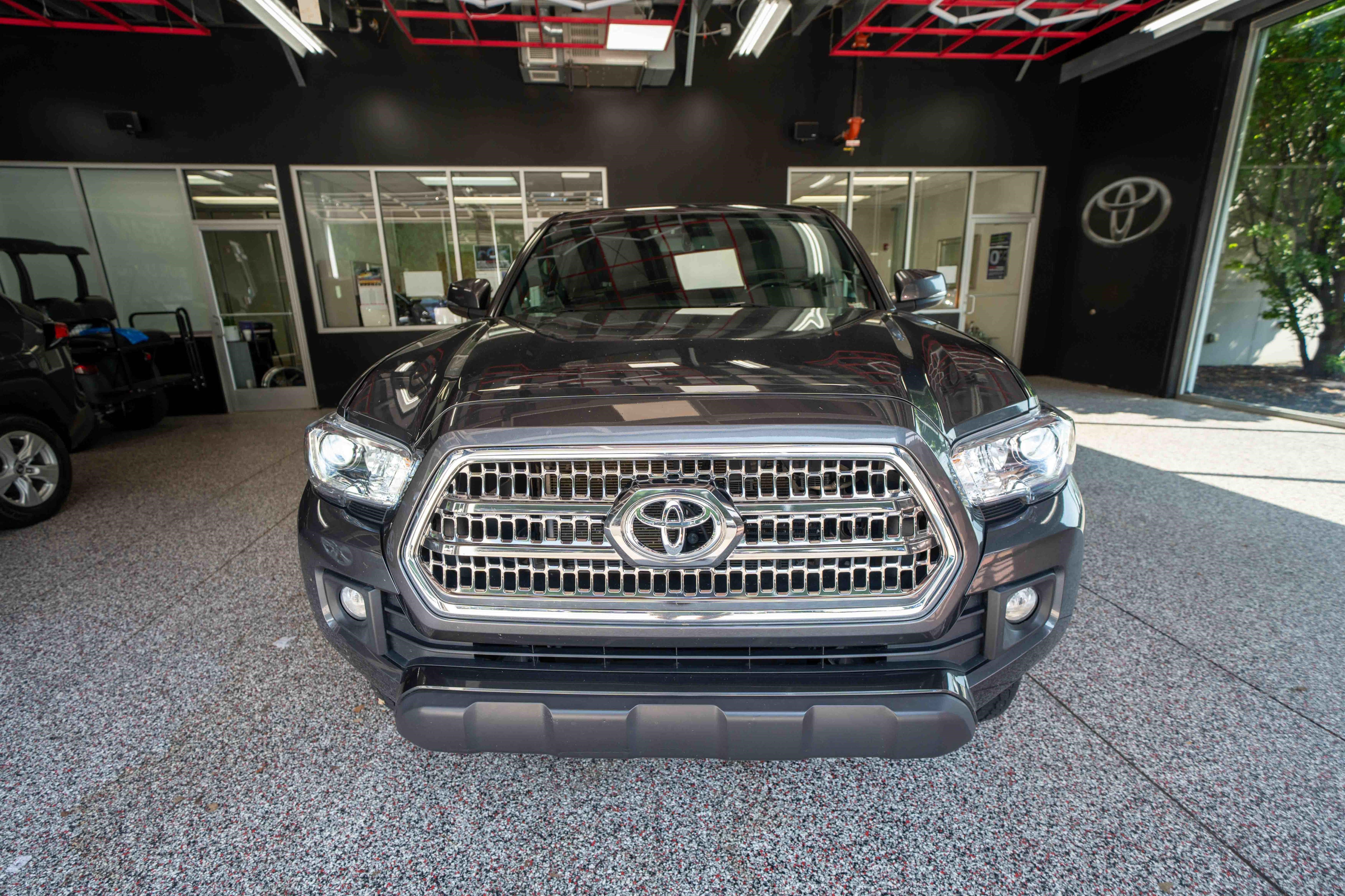 Used 2017 Toyota Tacoma TRD Off-Road w/ Premium & Technology Package AWD/4WD image 7