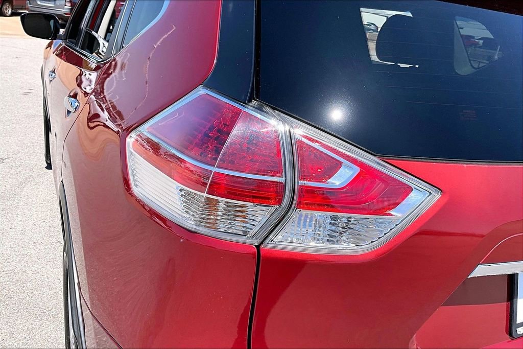 Used 2016 Nissan Rogue SV image 28