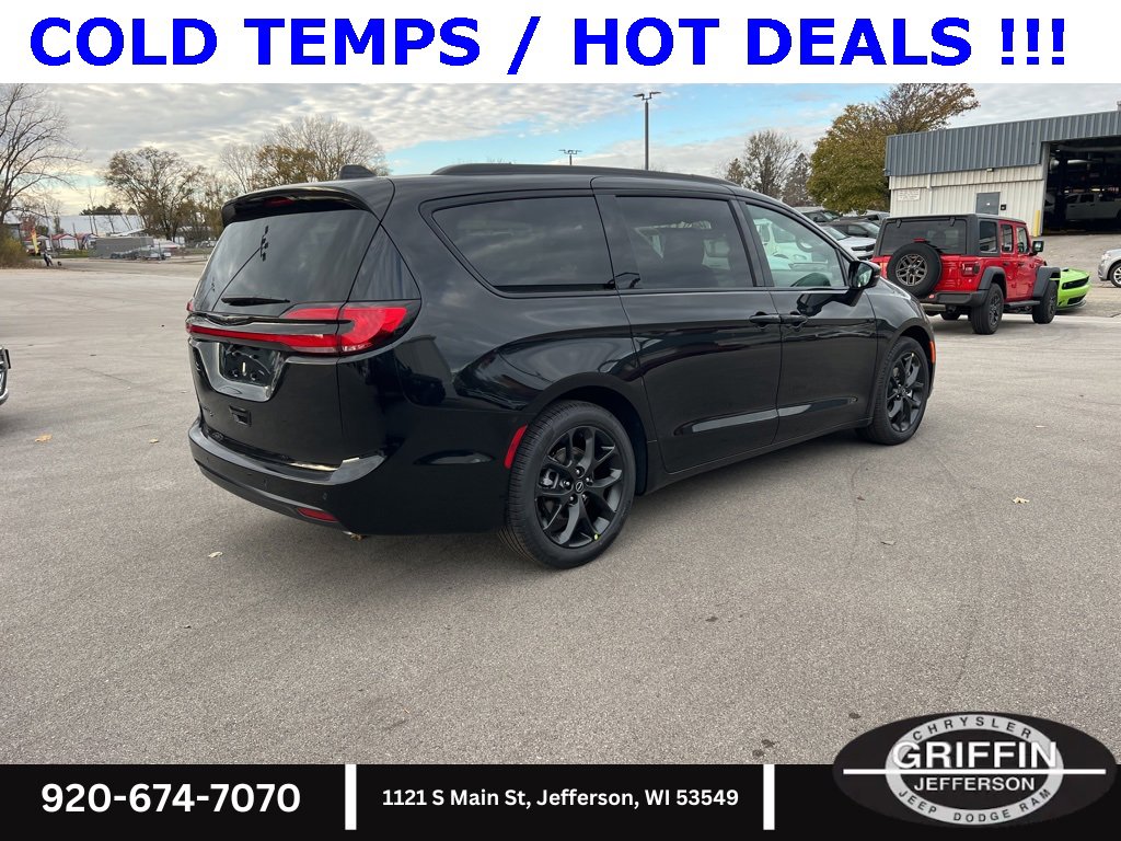 New 2026 Chrysler Pacifica Select w/ S Appearance Package image 6