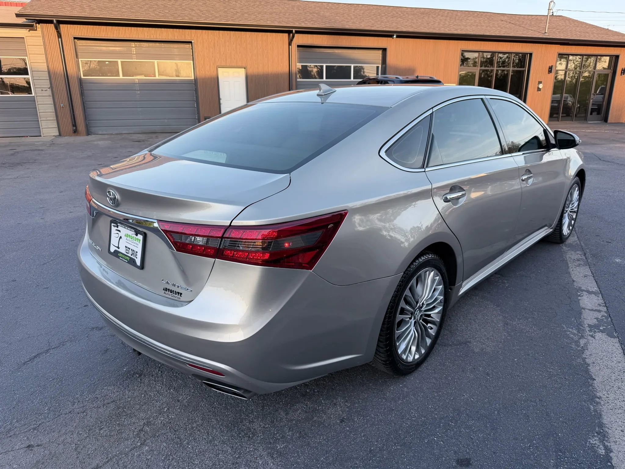 Used 2017 Toyota Avalon Limited FWD image 50