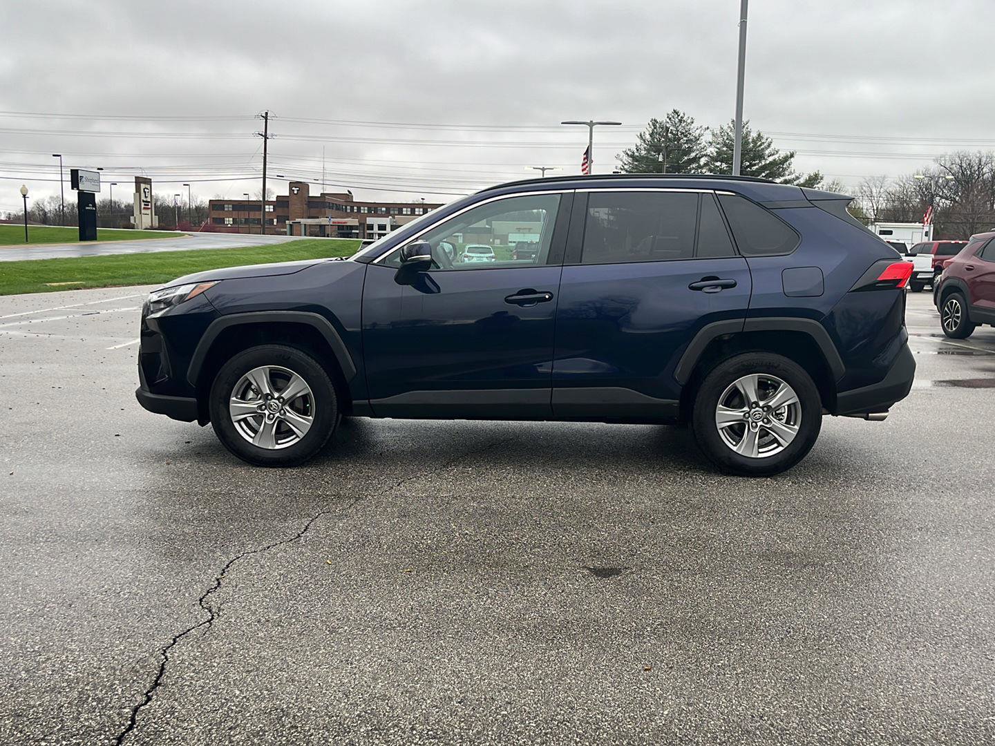 Used 2025 Toyota RAV4 XLE AWD/4WD image 2