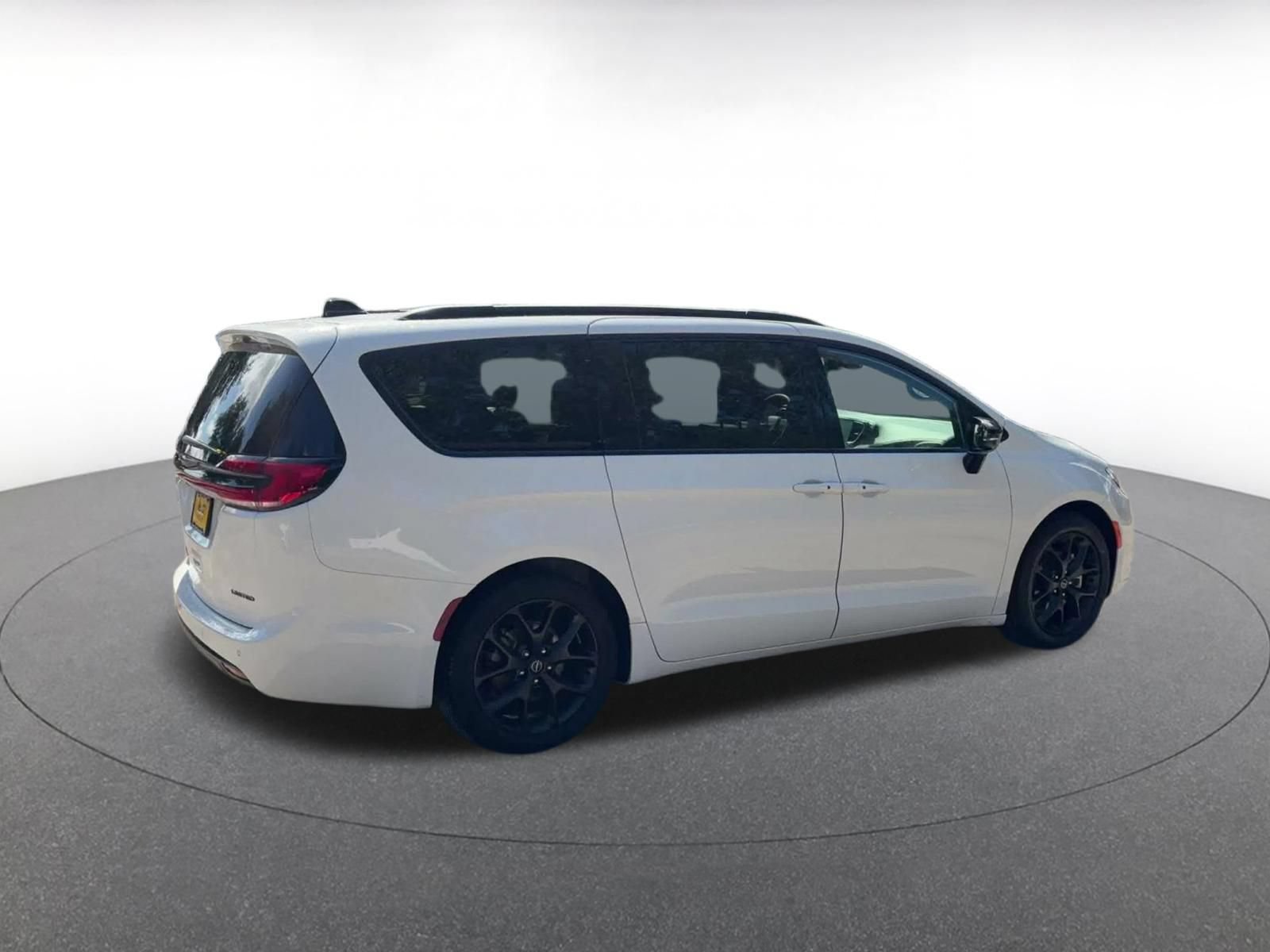 Used 2025 Chrysler Pacifica Limited FWD image 14