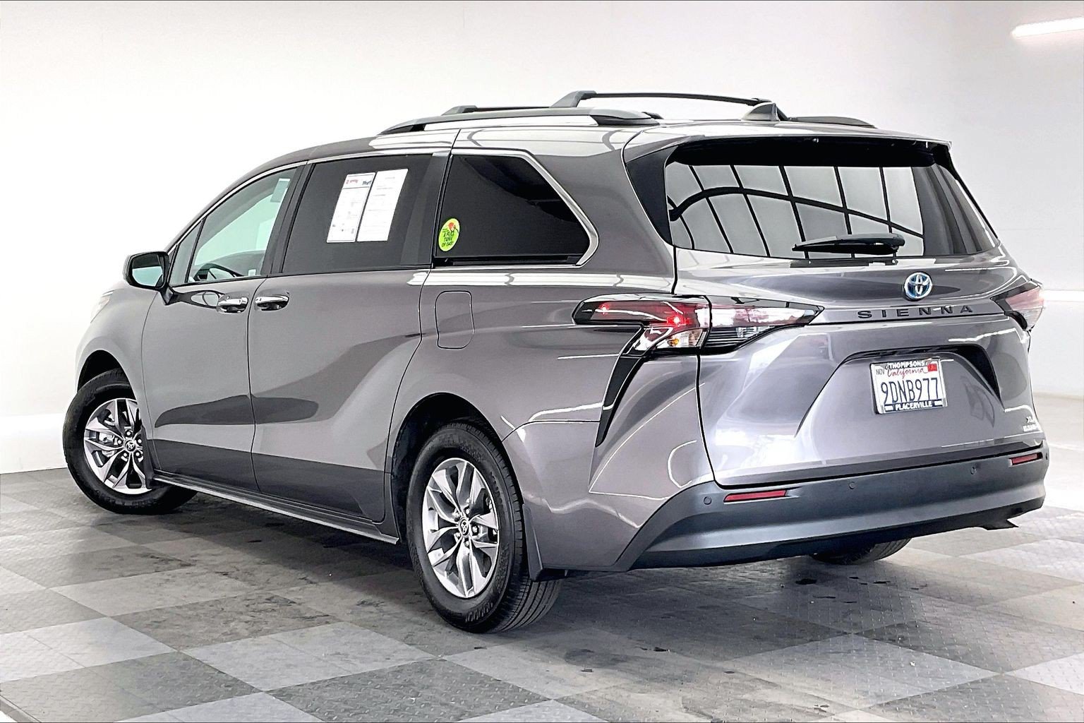 Used 2023 Toyota Sienna XLE FWD image 10
