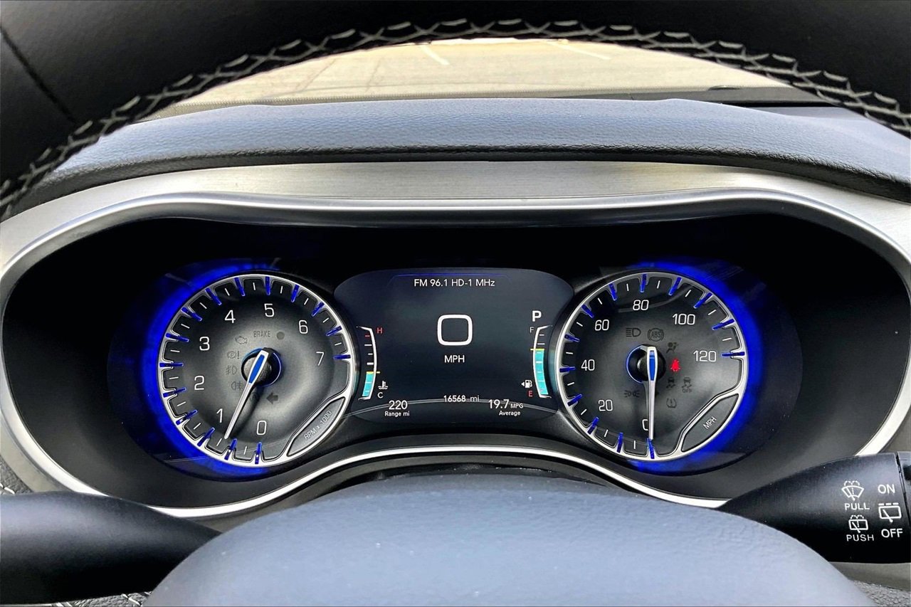 Used 2023 Chrysler Pacifica Limited w/ S Appearance Package image 9