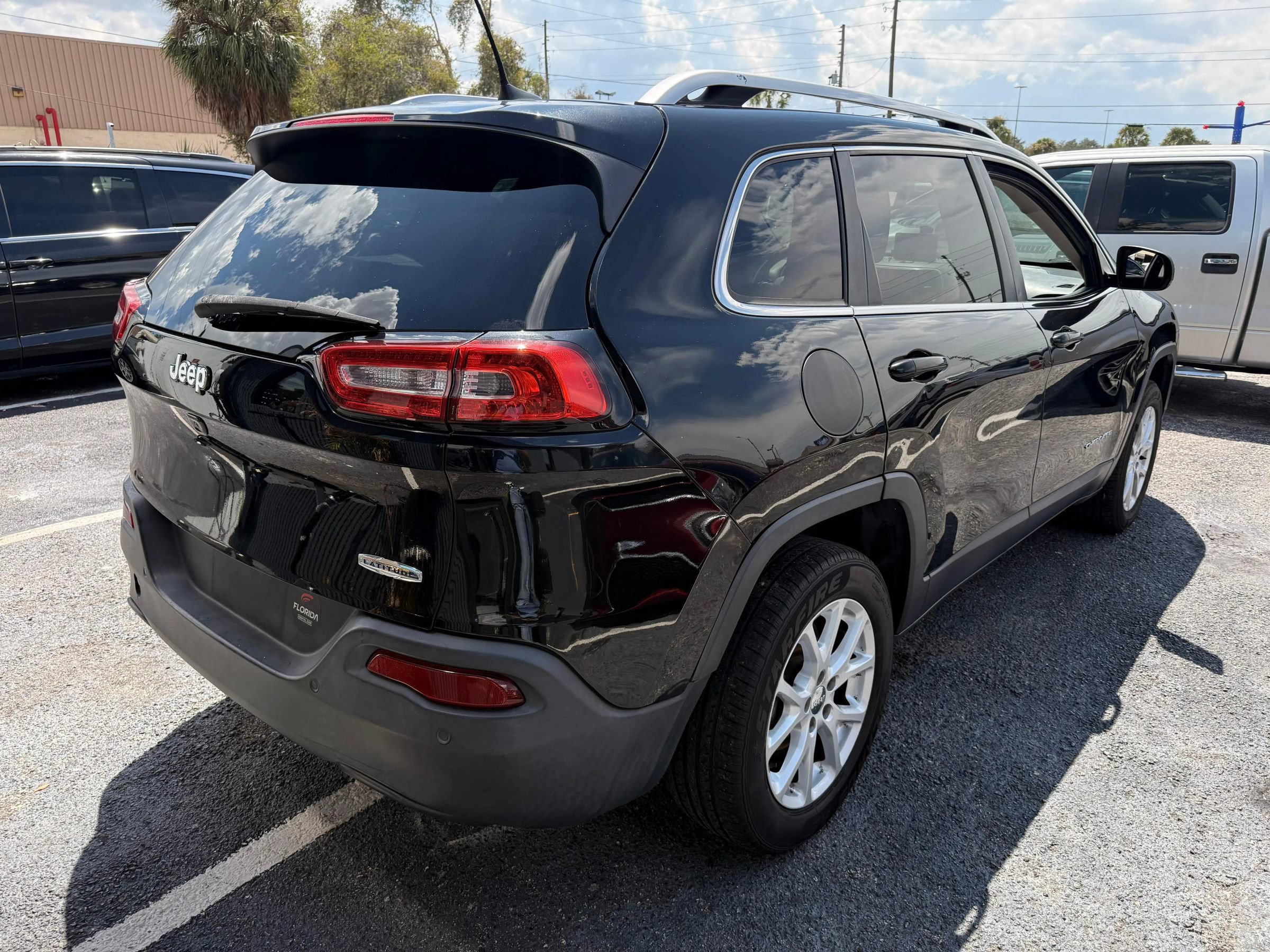 Used 2017 Jeep Cherokee Latitude w/ Safety/Convenience Group FWD image 5
