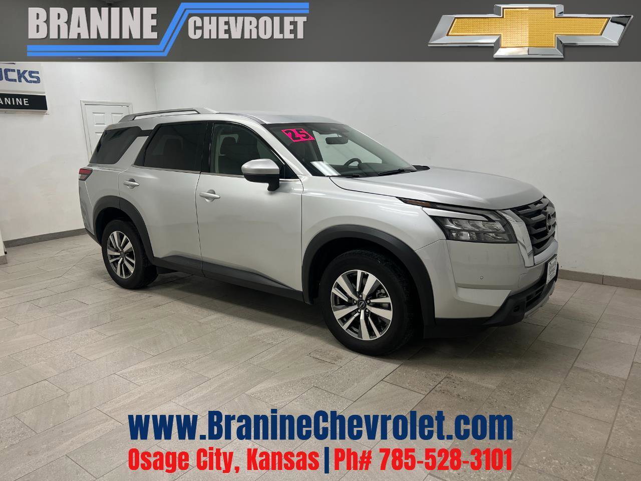 Used 2025 Nissan Pathfinder SL image 1